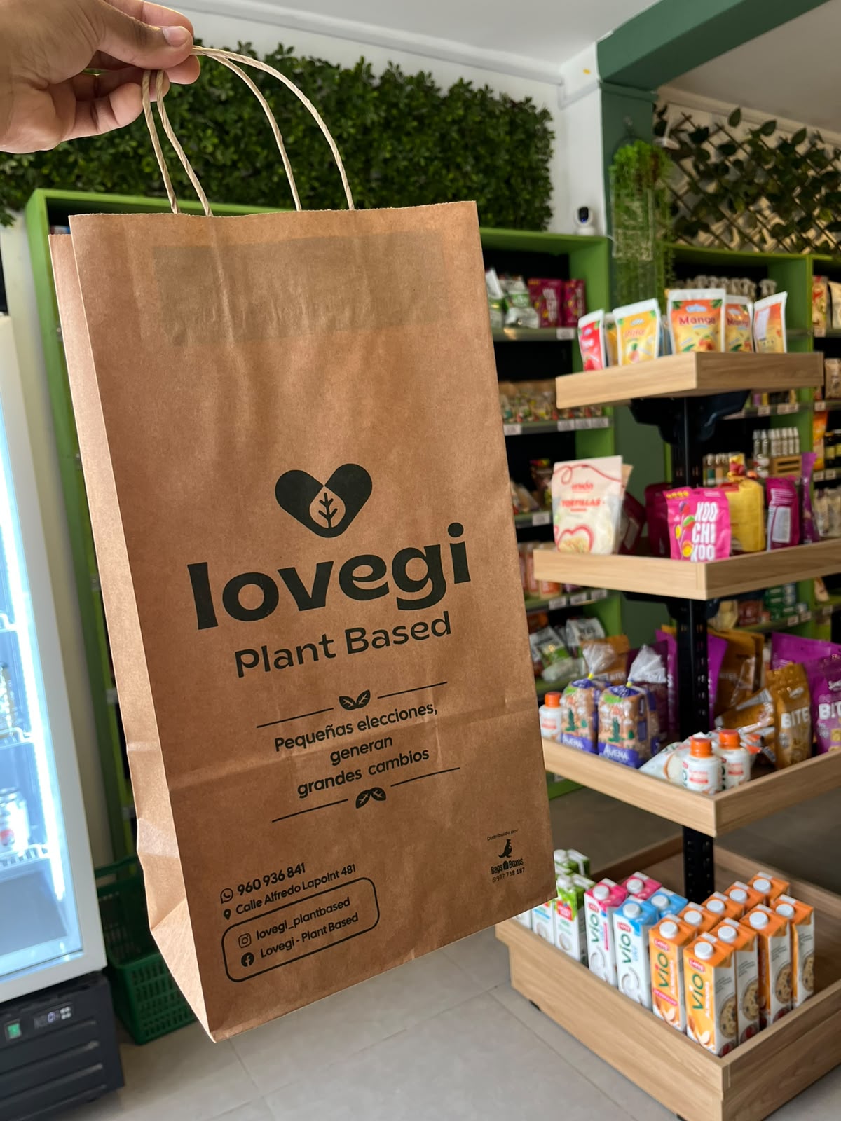 Bolsa de papel de LOVEGI Plant Based con el lema Pequeñas elecciones, generan grandes cambios