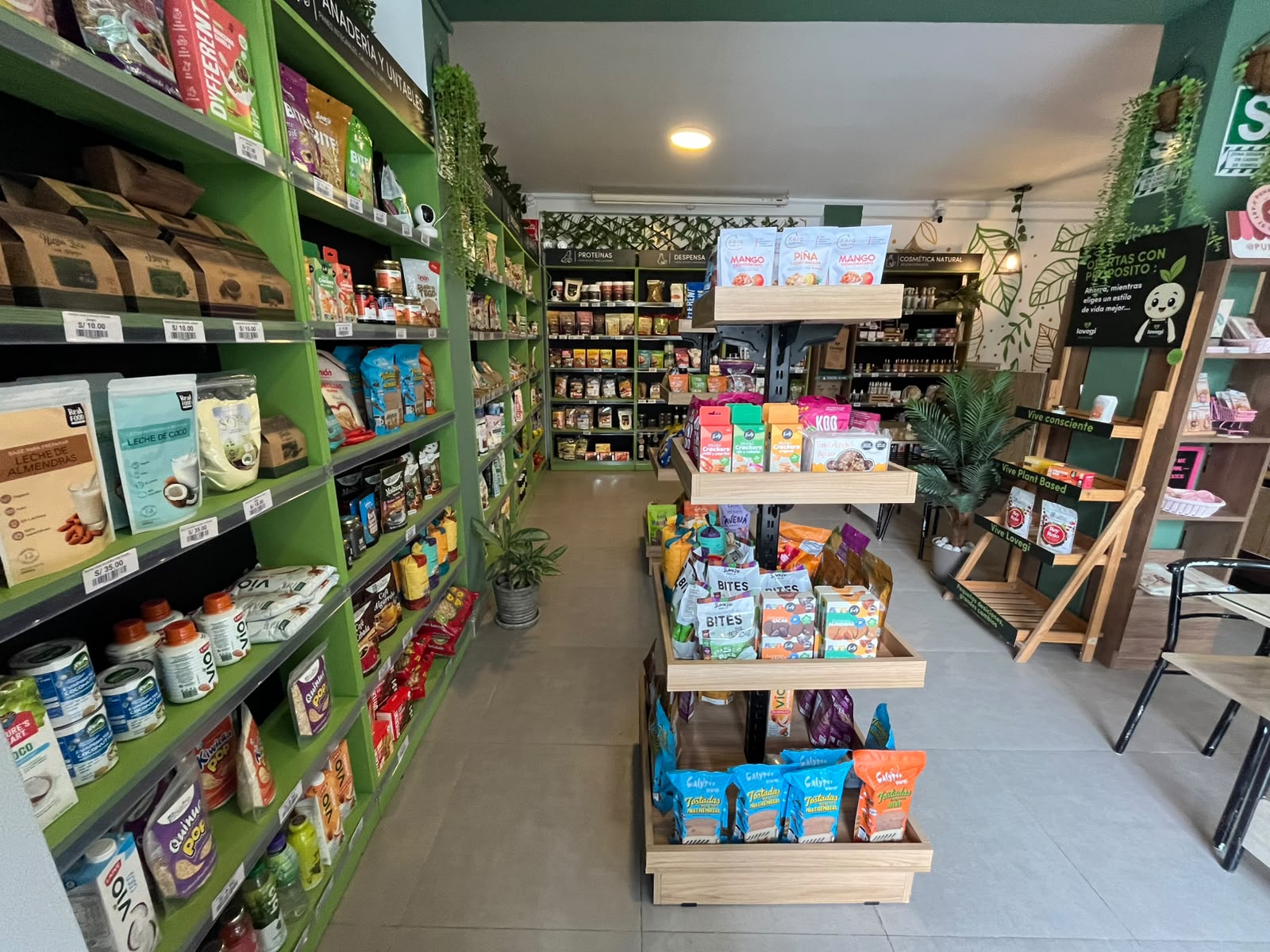 Interior de la tienda LOVEGI en Chiclayo con estantes verdes de productos plant based
